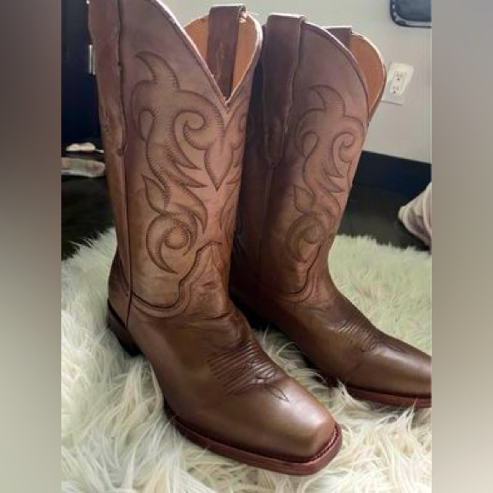 Shyanne cowgirl boots size 7.0